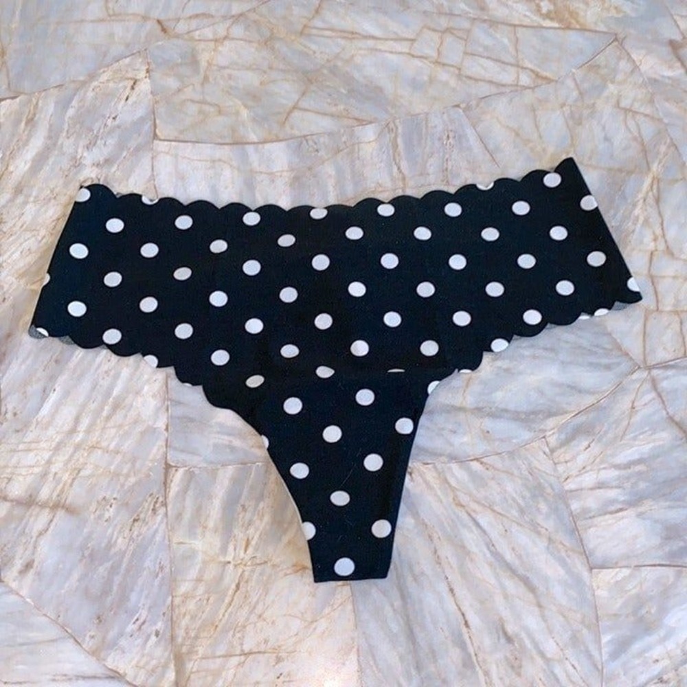 VS SEXY ILLUSIONS Laser Cut Scalloped Smooth Panty No Show Thong Medium